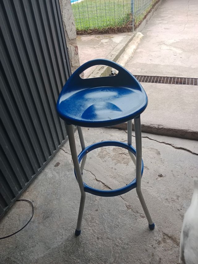 Mesa de cocina con dos taburetes