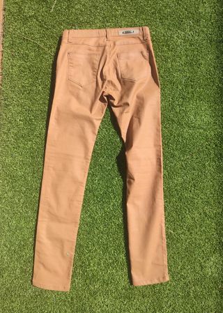 Pantalones estilo cuero