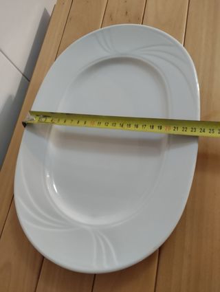 Vajillas, fuerte ovalada de porcelana en blanco