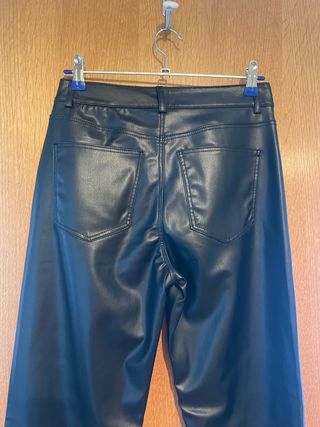 Pantalón recto cuero negro Zara