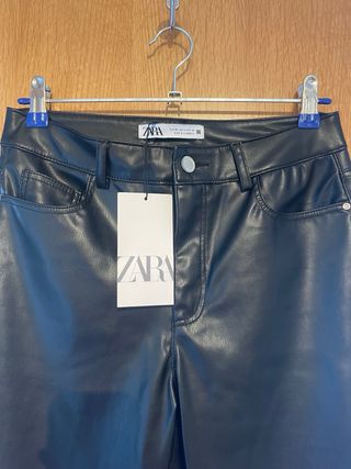 Pantalón recto cuero negro Zara