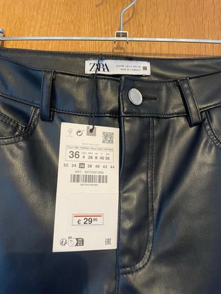 Pantalón recto cuero negro Zara