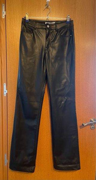 Pantalón recto cuero negro Zara