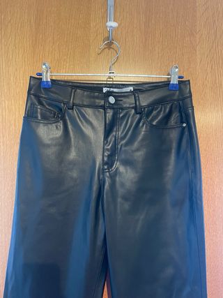 Pantalón recto cuero negro Zara