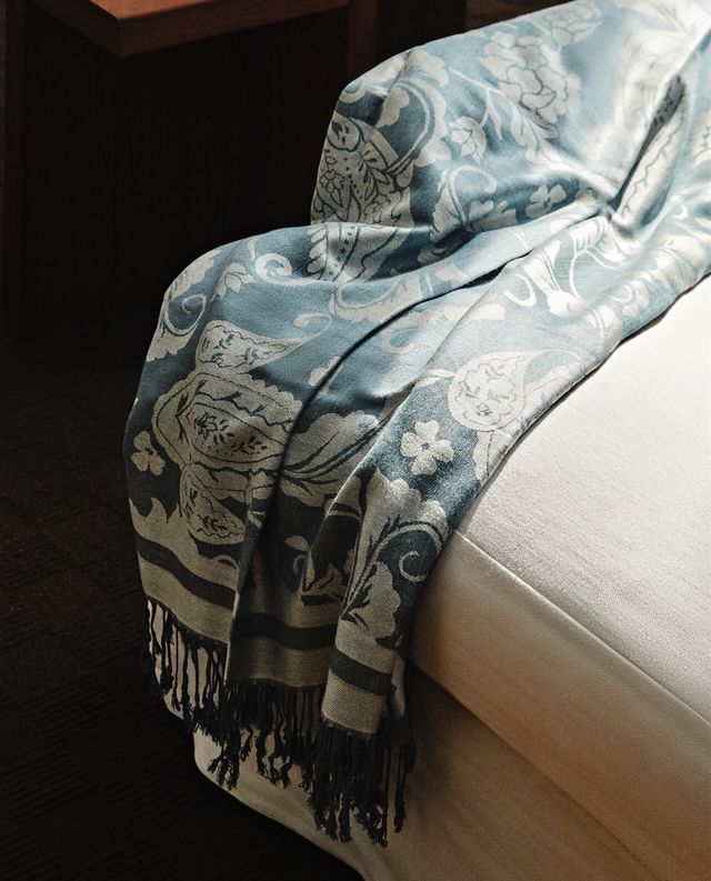 ¡Nueva! MANTA JACQUARD PAISLEY de Zara Home