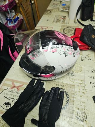 Chaqueta, casco y guantes moto