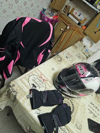 Chaqueta, casco y guantes moto