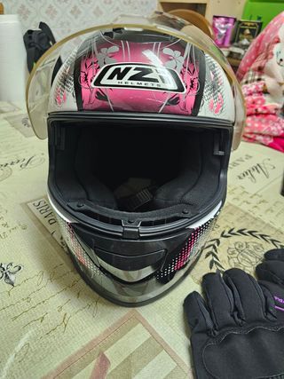 Chaqueta, casco y guantes moto