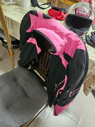 Chaqueta, casco y guantes moto