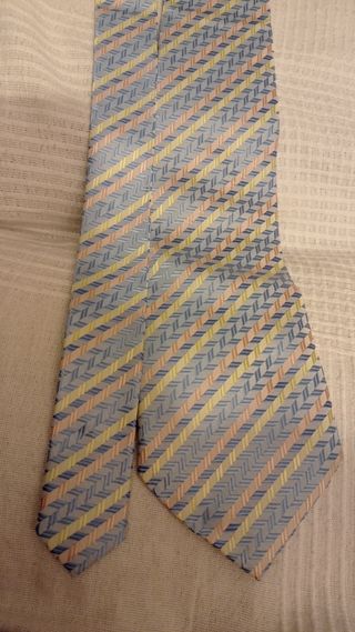 Corbata Armani.