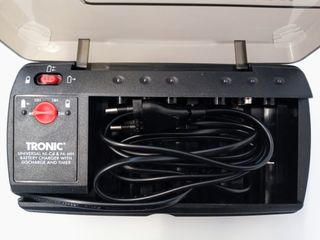 Caricabatterie Universal AA/AAA/C/D/9V Ni-Cd Ni-Mh