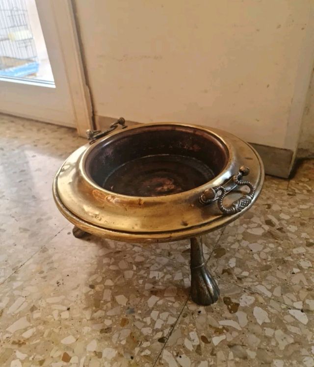 Braciere antico in ottone completo di trapiede