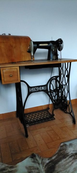 Maquina de coser antigua con  su mesa