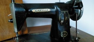 Maquina de coser antigua con  su mesa
