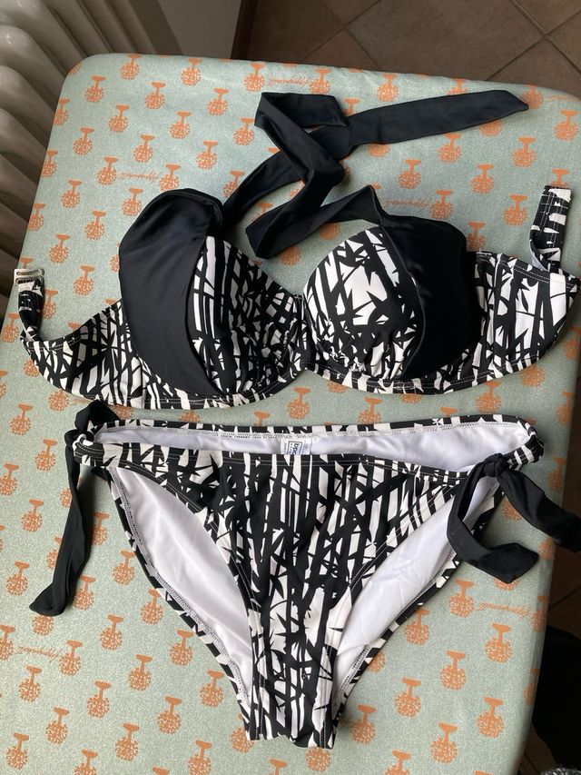 costume da bagno con coppe imbottitr