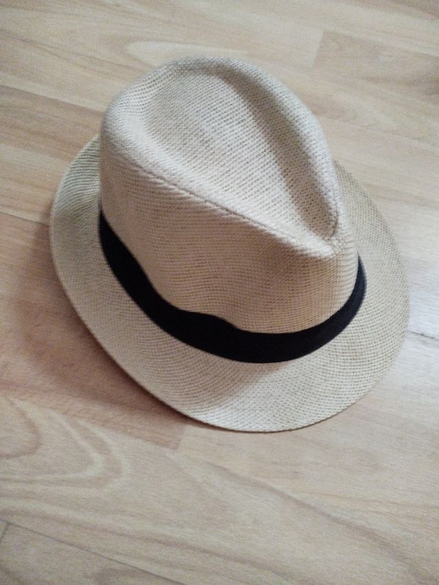 sombrero de paja con raya negra