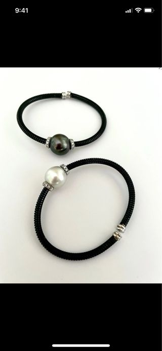 Ofera conjunto dos pulseras perla negra y blanca