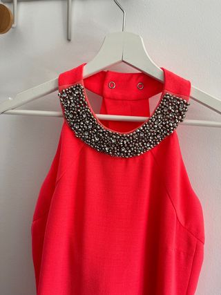 Vestido de fiesta cuello halter con pedrería