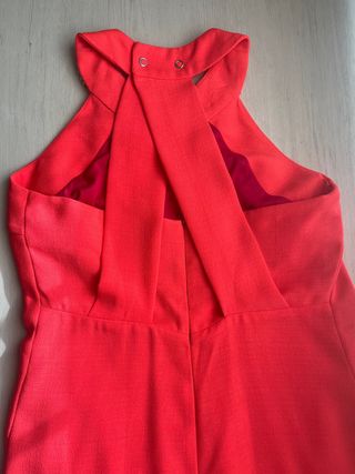 Vestido de fiesta cuello halter con pedrería