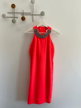 Vestido de fiesta cuello halter con pedrería