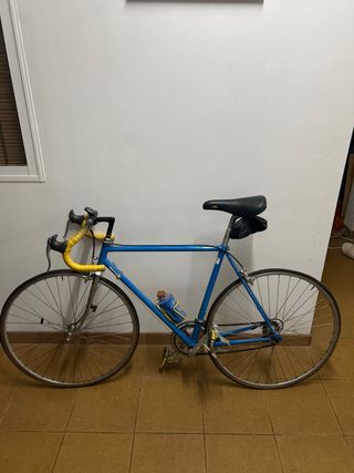 Bicicleta de carretera cambios y mano