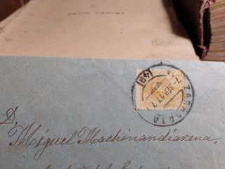 Un sobre antiguo con sello