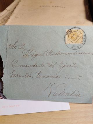 Un sobre antiguo con sello