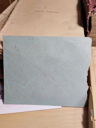 Un sobre antiguo con sello