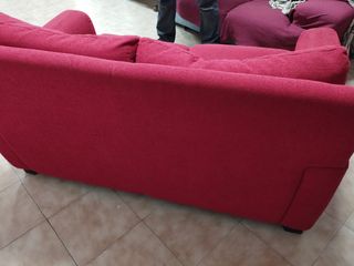 Sofá  rojo de dos plazas
