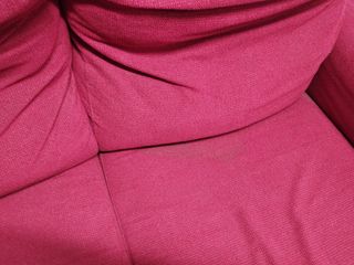 Sofá  rojo de dos plazas