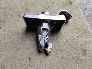 Se vende cerradura del maletero de seat 600