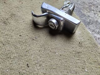 Se vende cerradura del maletero de seat 600