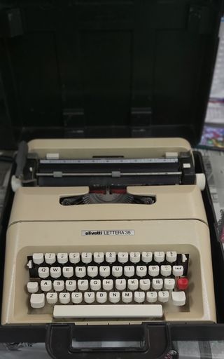 2 Máquinas de escribir. Eléctrica y manual