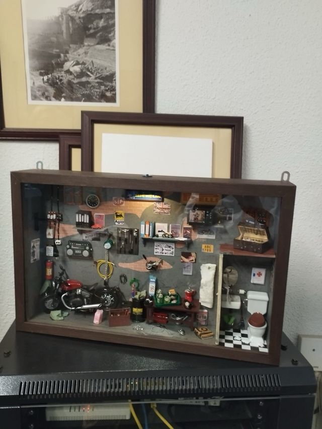 Vitrina madera TALLER MOTOS TRIUMPH BONVILLE