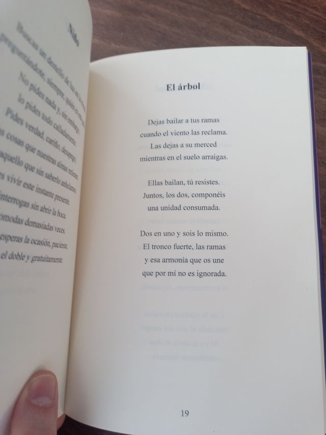 Libro de poesía.