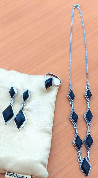 CORAL NEGRO Y PLATA.GARGANTILLA,PENDIENTES, ANILLO