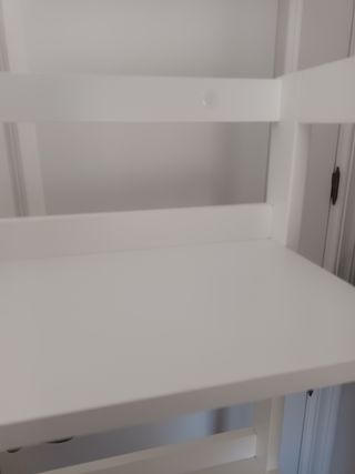 ESTANTERÍA BLANCA CON CAJÓN.