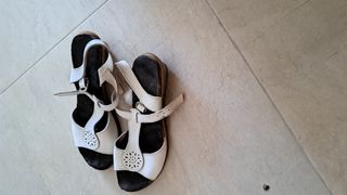 sandalias de cuero blancas