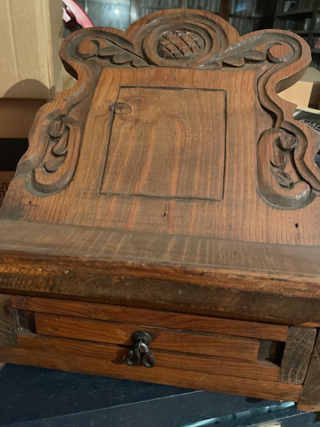 Atril con cajon tallado en madera