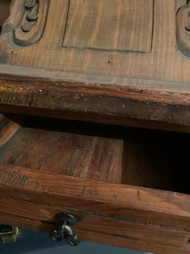 Atril con cajon tallado en madera