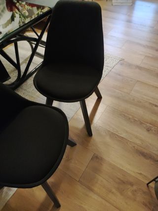 tre sedie in tessuto e gambe in legno