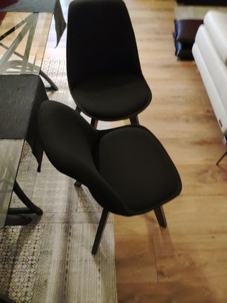 tre sedie in tessuto e gambe in legno