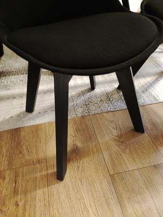 tre sedie in tessuto e gambe in legno