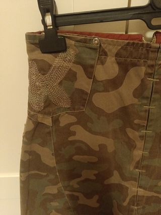 Falda camuflaje.