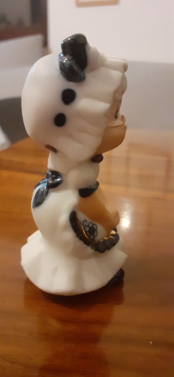 Statuina in porcellana