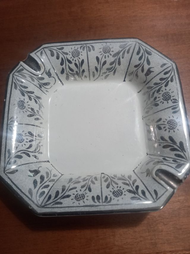 Posacenere in ceramica 15 cm.