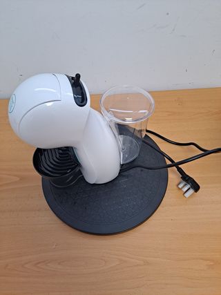 Cafetera Dolce Gusto De’longhi blanca. leer. 