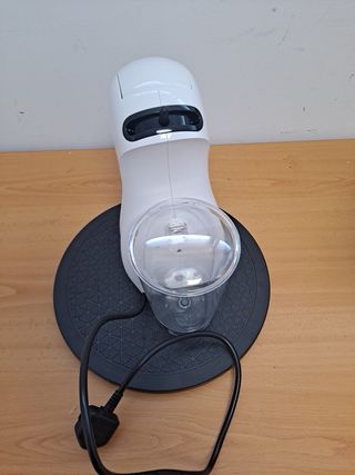 Cafetera Dolce Gusto De’longhi blanca. leer. 