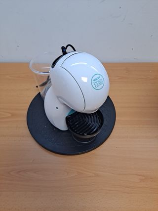 Cafetera Dolce Gusto De’longhi blanca. leer. 