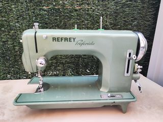 Maquina de coser Refrey.